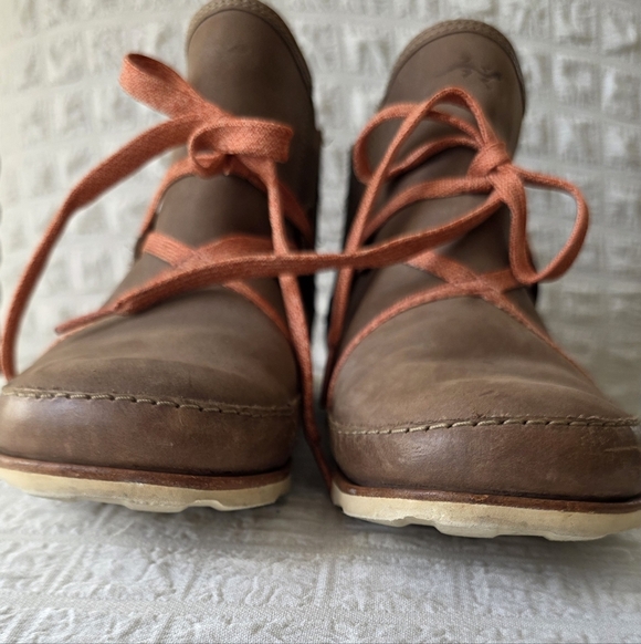 Chaco Brown Ankle Boots with Orange Laces - Picture 7 of 10